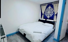 Unique Private Rooms - Bolton Central, Free Parking